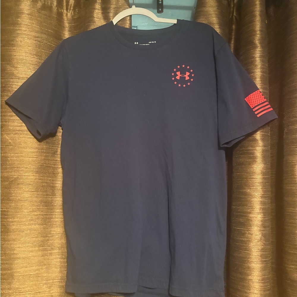 Under Armour Large Men's Navy Blue T-Shirt with Red Details